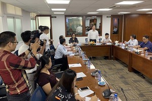 Mr. Duong Anh Duc, Director of the HCMC Department of Information and Communications, is chairing the press conference on the ICT Awards 2019.