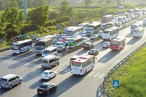 The traffic volume using HCMC – Trung Luong Expressway every day is quite large. (Photo: SGGP)