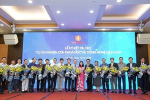 Representatives of the 20 selected projects are receiving financial aid from VINIF. (Photo: SGGP)