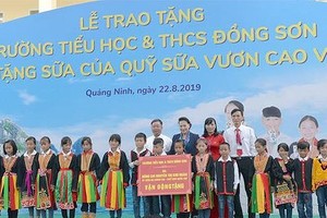 Chairwoman of the National Assembly Nguyen Thi Kim Ngan  and teachers, student of the newly-built school (Photo: SGGP)