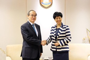 Secretary of the Ho Chi Minh City Party Committee Nguyen Thien Nhan shakes hand with Second Minister for Education of Singapore Indranee Rajah  (Photo: SGGP)