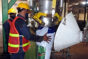 Workers produce organic fertilizer in a plant (Photo: SGGP)