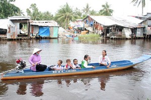 Students in the Mekong Delta are traveling to school. (Photo by SGGP)