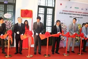 Delegates cut the ribbon to inaugurate the SATREPS laboratory at the National University of Civil Engineering (Photo courtesy of JICA)