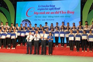 At the scholarship giving cerermony (Photo: SGGP)