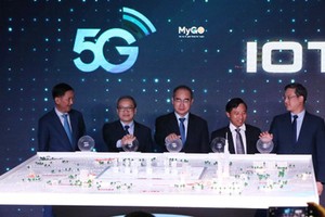 Leaders of HCMC, the Ministry of Information and Communications, Viettel are pressing the button to formally launch the 5G telecoms network in the city. (Photo: SGGP)