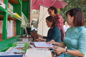 Teachers in distant areas enjoy reading books of the mobile libraries (Photo: SGGP)