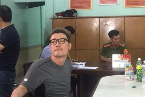 Lee Sam at police station (Photo: SGGP)