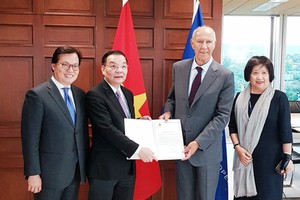 Minister Chu Ngoc Anh delivered necessary documents to join in Lahay Agreement to General Director of WIPO Francis Gurry