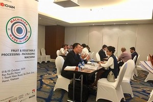 Italian and Vietnamese companies exchange information at the B2B meeting during the event “Machinery Made in Italy” in Hanoi (Photo: VNA)