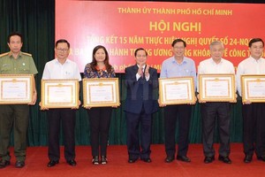 Permanent Vice Chairman Dieu K're gives certificates of merit to individuals who have done their task well (Photo: SGGP)