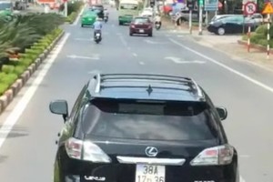 Lexus car was seen in a video going viral on social media (Photo: SGGP)