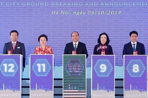 Prime Minister Nguyen Xuan Phuc (C) attends at the groundbreaking ceremony of the first smart city project in Hanoi. (Photo: VNA)