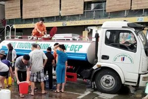 Tanker still provides water to residents in Hanoi (Photo: SGGP)