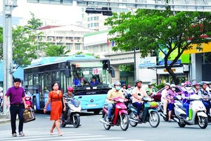 A bus travels in crowded road in HCMC (Photo: SGGP)