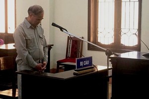Former headmaster Dinh Bang My at court (Photo: SGGP)