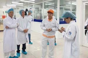 Inspectors talk to milk plant managers about production procedure (Photo: SGGP)
