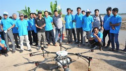 Time-saving pesticide-spraying drones help improve labor efficiency