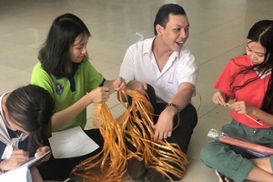 Phan Tich Thien and his friends in a teamwork (Photo: SGGP)