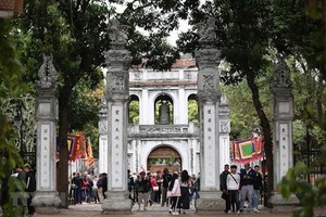 Tourists visit Van Mieu-Quoc Tu Giam (Temple of Literature and National University) in Hanoi (Photo: VNA)