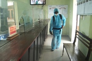 A medical workers sprays chemicals to kill mosquito (Photo: SGGP)