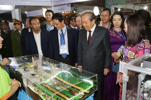 Deputy Prime Minister Truong Hoa Binh is learning about promiment products in Gia Lai TechDemo 2019. (Photo: SGGP)