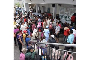 Patients wait for their turn to see doctor in the Ho Chi Minh City Tumor Hospital (Photo: SGGP)