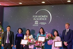 Vice President of Vietnam Dang Thi Ngoc Thinh delivered awards for the 3 female scientists. (Photo: SGGP)