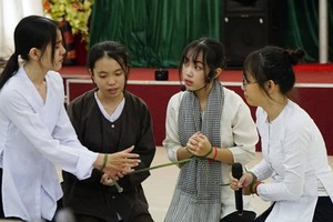 The twelfth graders of Luong The Vinh High School are acting out a history lesson. (Photo: SGGP)
