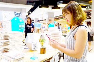 A buyer is paying her bill conveniently via e-wallet service at Phuong Nam Bookstore. (Photo: SGGP)