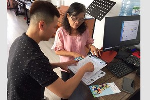 A consultant encourages a tuberculosis  patient not to quit treatment (Photo: SGGP)