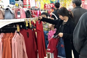 Consumers shop at a supermarket in Thua Thien-Hue province. (Photo: VNA)