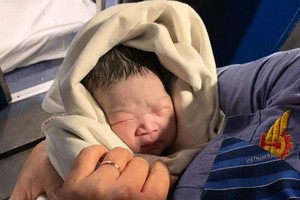 Woman gives birth to baby girl on train