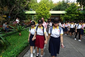 Students are blindfolded to understand their blind peers' difficulties  ( Photo: SGGP)