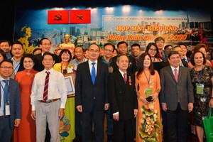 Secretary of HCMC Party Committee Nguyen Thien Nhan and other leaders of HCMC attended the meeting with the overseas Vietnamese. (Photo: SGGP)