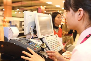 No-cash payment is more and more popular in Vietnam. (Photo: SGGP).