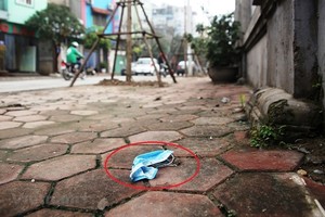 A discarded face mask on the street in Hanoi. — VNA/VNS Photo