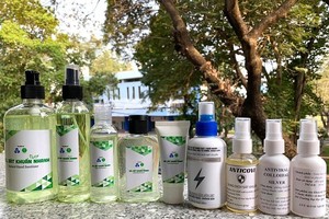 Bottles of hand sanitizer are made by groups of Vietnamese researchers (Photo: SGGP)