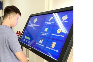 HCMC residents are looking up planning information online at the People’s Committee of District 8. (Photo: SGGP)