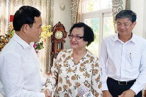 Standing Deputy Secretary Tran Luu Quang congratulates former Health Minister Associate Professor Tran Thi Trung Chien on special day (Photo: SGGP)