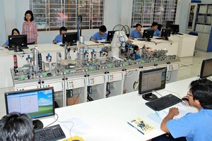 Students in the Electrical – Electronic Engineering Department of Cao Thang Technical College in their practice session. (Photo: SGGP)