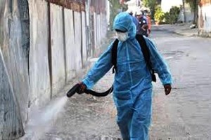 A medical worker sprays chemical to disinfect a residential quarter in Hai Phong City (Photo: SGGP)