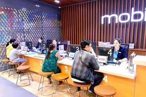 MobiFone is serving its customers at its retail center in District 7 of Ho Chi Minh City. (Photo: SGGP)