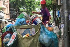 HCMC will fine trucks carrying solid waste unsanitarily (Photo: SGGP)