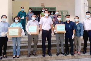 HCMC Vietnam Fatherland Front Committee encourages people in lockdown dorm (Photo: SGGP)