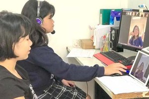 Two fifth graders in Hong Ngoc Primary School (located in Tan Phu District of HCMC) are taking part in their online learning session at home. (Photo: SGGP)