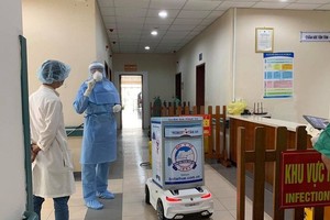 Robots give food, essential items to people in quarantine wards 