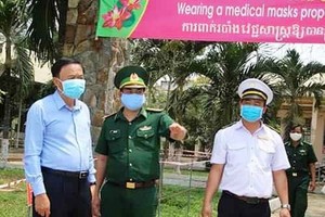 A leader of Dong Thap checks prevention task in the province (Photo: SGGP)