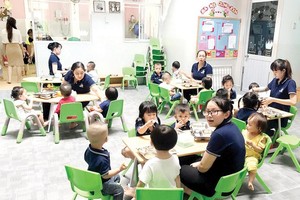 The city Labor Union gives gifts to 140 preschool teachers and laborers with financial hardship (Photo: SGGP)