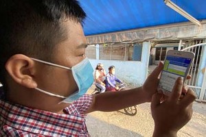 Customers are signing in to a bank account to conduct an online transaction. (Photo: SGGP)